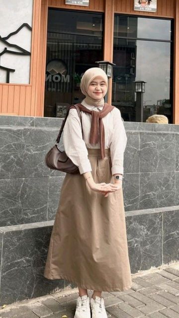 7 Outfit ke Mall Hijab yang Modis dan Nyaman Dipakai 12 monokrom earth tone outfit