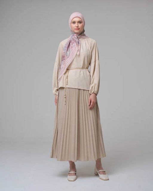 7 Outfit Kondangan Remaja Hijab Simple dan Stylish 10 one set blouse dan rok plisket