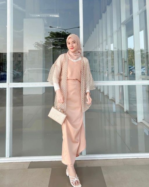 7 Outfit Kondangan Remaja Hijab Simple dan Stylish 12 outer organza dan inner dress