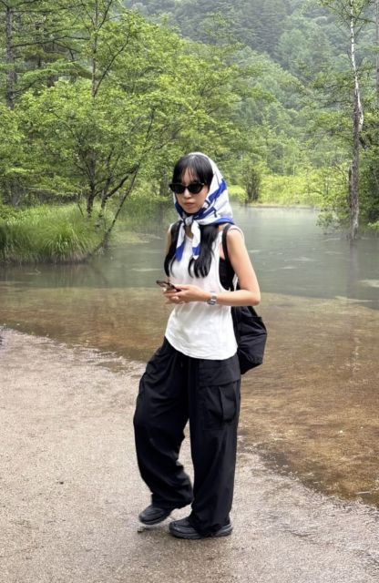 9 Outfit ke Curug buat Cewek agar Tampilan Tetap Kece Meski Basah Kuyup 16
