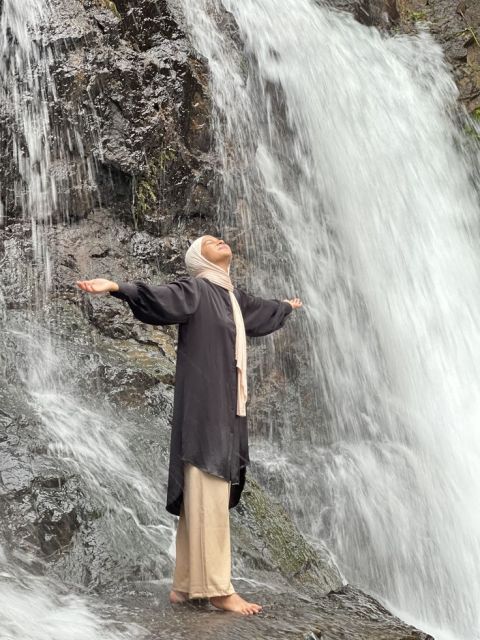 9 Outfit ke Curug buat Cewek agar Tampilan Tetap Kece Meski Basah Kuyup 15