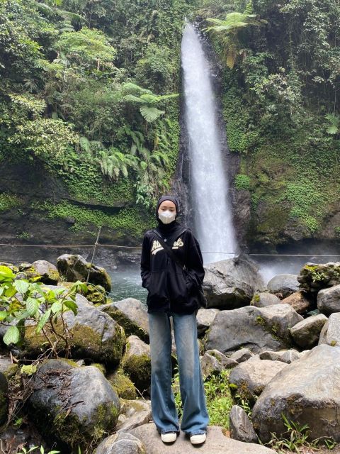 9 Outfit ke Curug buat Cewek agar Tampilan Tetap Kece Meski Basah Kuyup 11