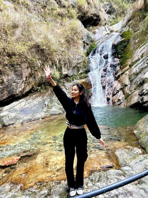 9 Outfit ke Curug buat Cewek agar Tampilan Tetap Kece Meski Basah Kuyup 10