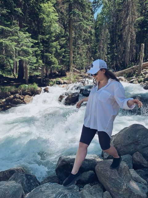 9 Outfit ke Curug buat Cewek agar Tampilan Tetap Kece Meski Basah Kuyup 12