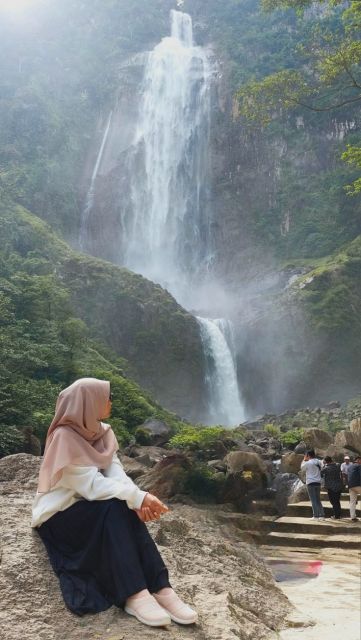 9 Outfit ke Curug buat Cewek agar Tampilan Tetap Kece Meski Basah Kuyup 17