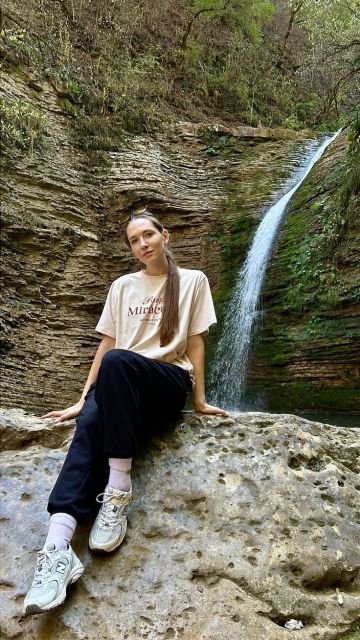 9 Outfit ke Curug buat Cewek agar Tampilan Tetap Kece Meski Basah Kuyup 14