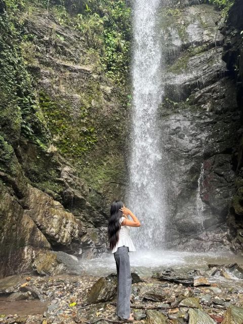 9 Outfit ke Curug buat Cewek agar Tampilan Tetap Kece Meski Basah Kuyup 18