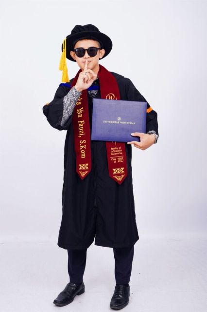 7 Outfit Wisuda Pria yang Bikin Foto Kelulusan Makin Keren 8 outfit wisuda pria dengan jubah wisuda dan toga