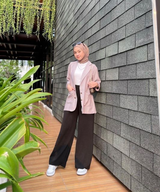 7 Outfit ke Mall Hijab yang Modis dan Nyaman Dipakai 9 oversized blazer dan celana wide leg