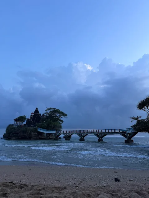 10 Wisata Pantai di Malang dengan Pasir Putih, Laut Biru, dan Pemandangan Memikat 11 hipwee-rekomendasi wisata pantai di Malang Pantai Balekambang