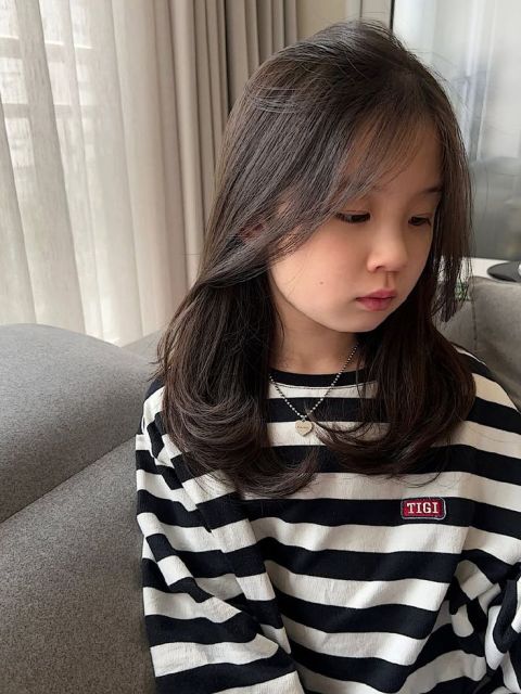 7 Model Rambut Anak Perempuan Ala Korea yang Manis dan Mudah Dirawat 10 shoulder-length hair dengan curtain bangs