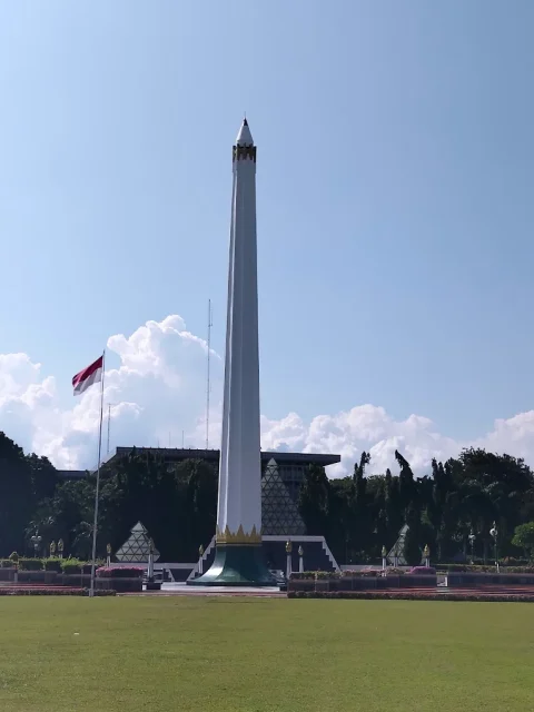 10 Tempat Liburan di Surabaya yang Seru Buat Healing dan Jalan Bareng Orang Tersayang 12 hipwee-tempat liburan di Surabaya Monumen Tugu Pahlawan dan Museum Sepuluh Nopember