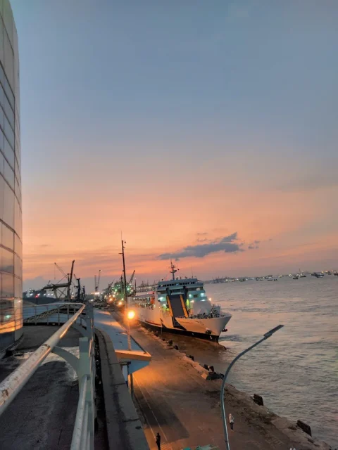 10 Tempat Liburan di Surabaya yang Seru Buat Healing dan Jalan Bareng Orang Tersayang 18 hipwee-tempat liburan di Surabaya Surabaya North Quay