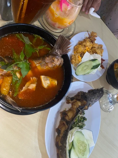 9 Tempat Makan Keluarga di Palembang yang Nyaman, Enak, dan Ramah Anak 10 hipwee-tempat makan keluarga di Palembang Kampung Kecil KM5