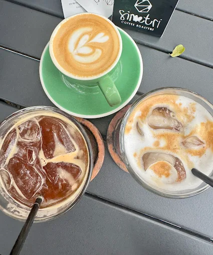 8 Tempat Nongkrong di Bekasi yang Cozy, Estetik, dan Cocok Buat Ngobrol Lama 15 hipwee-tempat nongkrong di Bekasi Simetri Coffee Roasters Bekasi