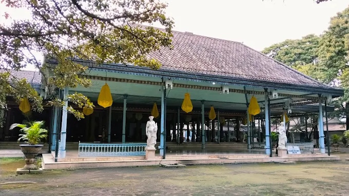 7 Tempat Wisata di Solo yang Instagramable, Bikin Feed Makin Estetik dan Nggak Membosankan 11 hipwee-tempat wisata di solo yang instagramable Keraton Surakarta Hadiningrat