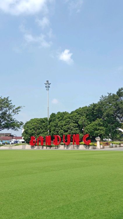 10 Tempat Wisata Gratis di Bandung yang Wajib Kamu Kunjungi 11 hipwee-tempat wisata gratis di Bandung alun-alun Bandung