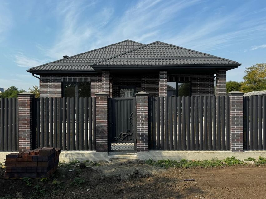 8 Warna Cat Pagar Mewah yang Bikin Tampilan Rumah Terlihat Elegan dari Depan 9