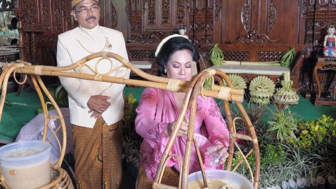 15 Prosesi Pernikahan Adat Jawa yang Sakral, Sarat Makna, dan Filosofis. 20 Prosesi dan Makna Pernikahan adat Jawa (4)