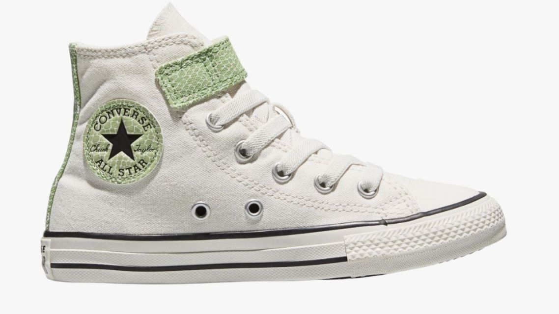 12 Sepatu Anak Perempuan SD yang Nyaman dan Stylish 21 Sepatu Anak Perempuan SD (8)