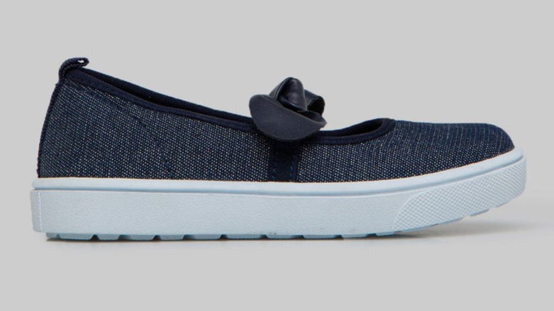 12 Sepatu Anak Perempuan SD yang Nyaman dan Stylish 22 Sepatu Anak Perempuan SD (9)