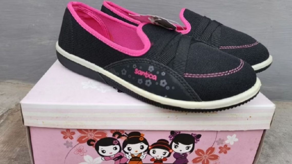 12 Sepatu Anak Perempuan SD yang Nyaman dan Stylish 23 Sepatu Anak Perempuan SD (10)