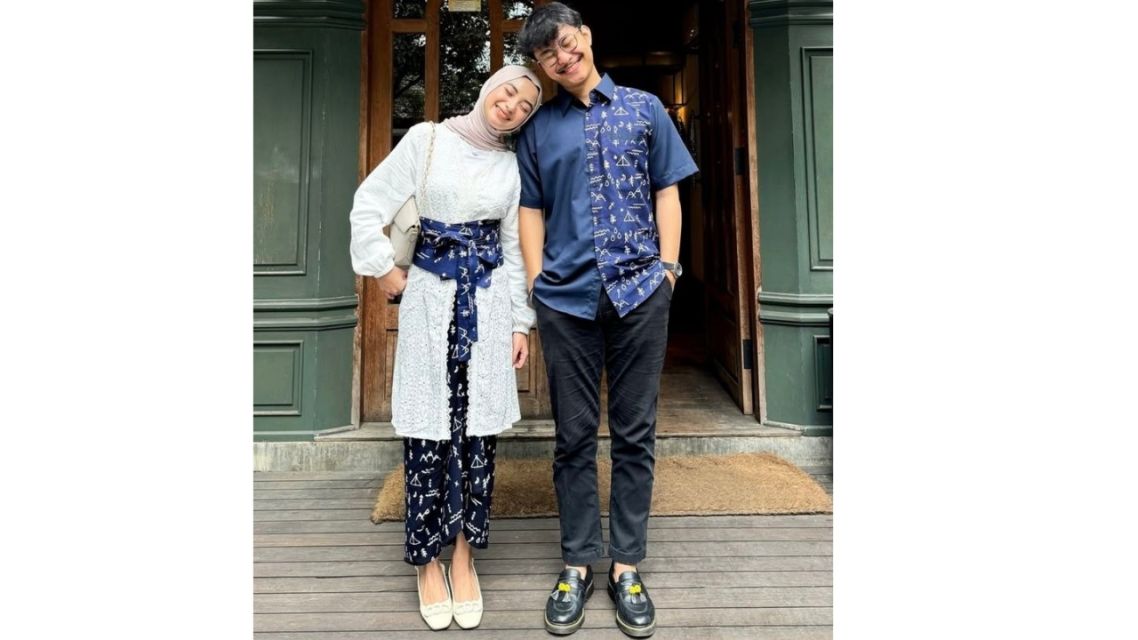 15 Ide Outfit Kondangan Couple Stylish, Serasi & Elegan 27 Outfit kondangan couple (11)