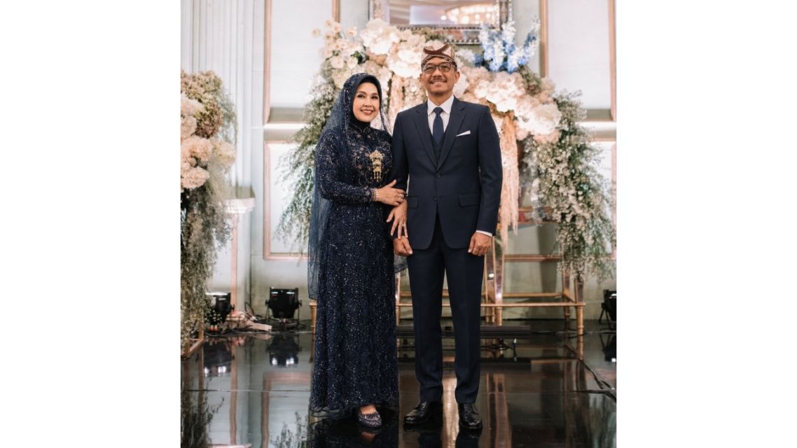 11 Model Baju Orang Tua Pengantin Modern yang Elegan, Serasi, dan Berkelas 16 Model Baju Orang Tua Pengantin Modern (4)