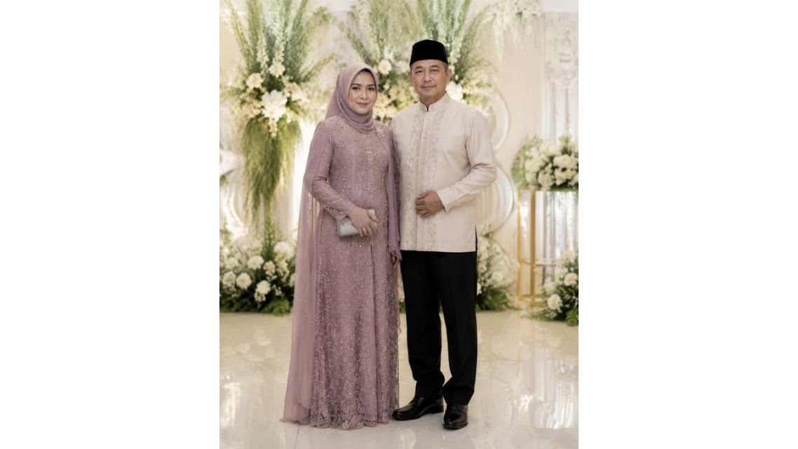 11 Model Baju Orang Tua Pengantin Modern yang Elegan, Serasi, dan Berkelas 21 Model Baju Orang Tua Pengantin Modern (9)