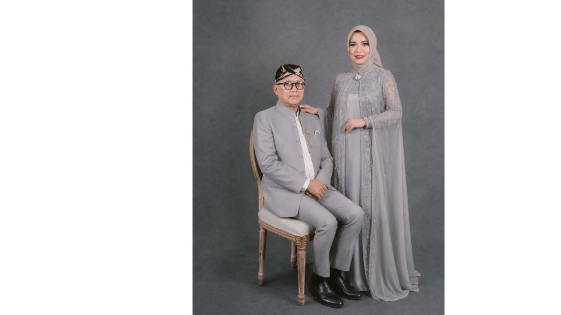 11 Model Baju Orang Tua Pengantin Modern yang Elegan, Serasi, dan Berkelas 18 Model Baju Orang Tua Pengantin Modern (6)