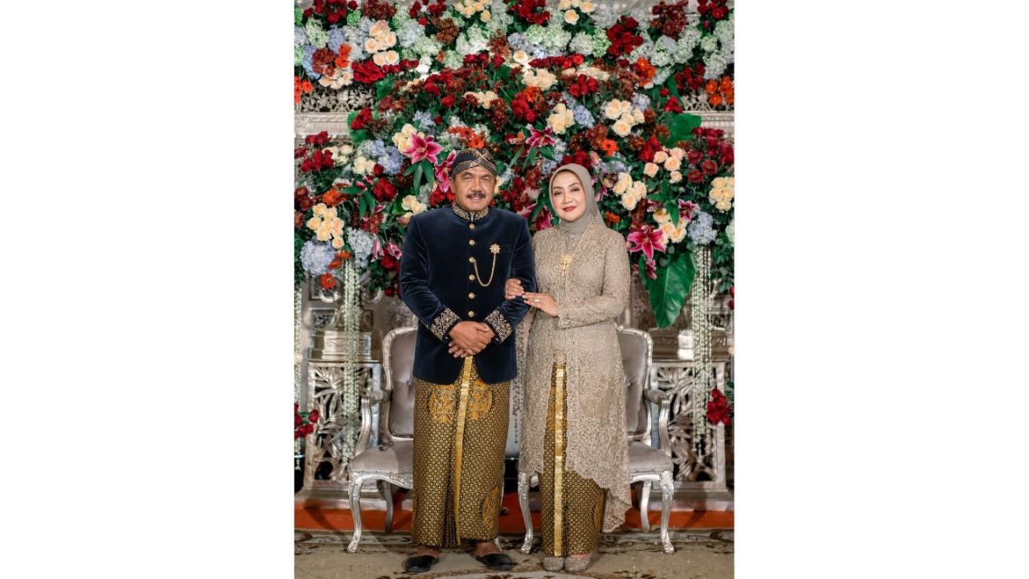11 Model Baju Orang Tua Pengantin Modern yang Elegan, Serasi, dan Berkelas 17 Model Baju Orang Tua Pengantin Modern. (5)