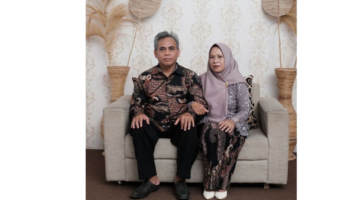11 Model Baju Orang Tua Pengantin Modern yang Elegan, Serasi, dan Berkelas 19 Model Baju Orang Tua Pengantin Modern (7)