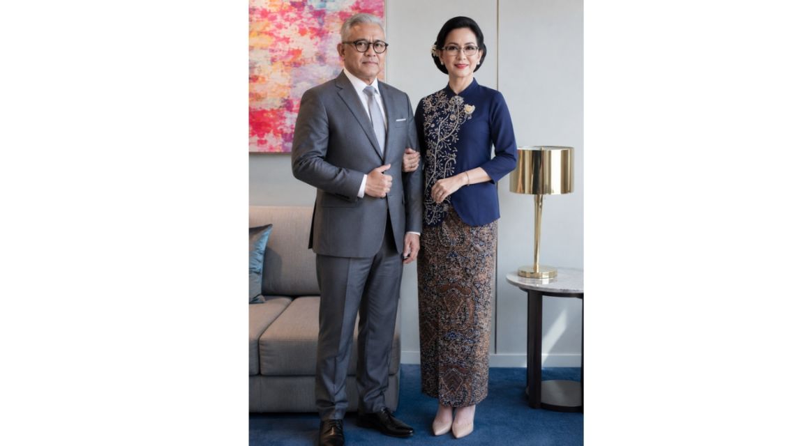 11 Model Baju Orang Tua Pengantin Modern yang Elegan, Serasi, dan Berkelas 20 Model Baju Orang Tua Pengantin Modern (8)