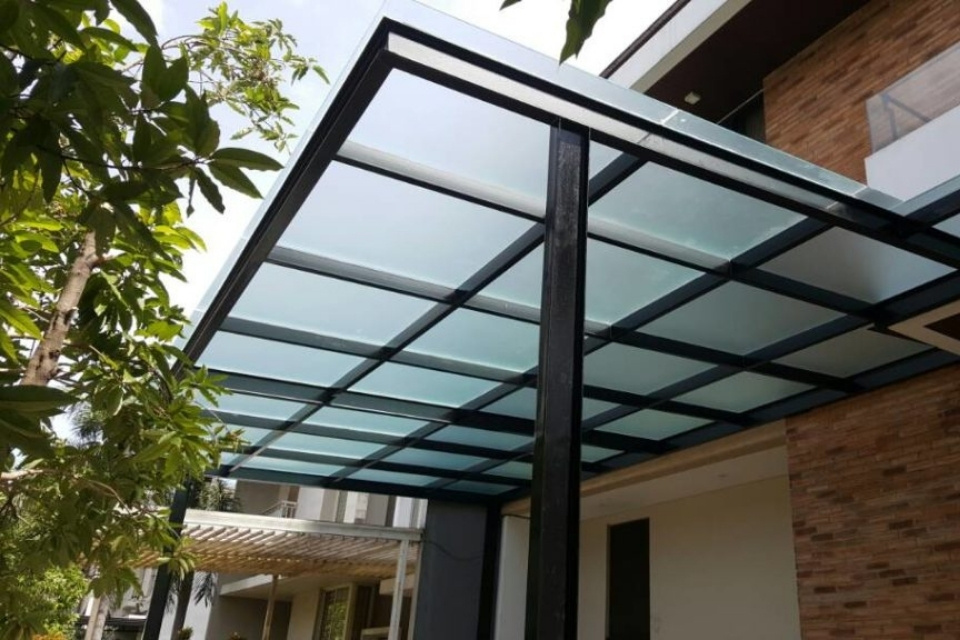 Inspirasi Model Kanopi Teras Depan Rumah yang Awet dan Bikin Fasad Makin Cantik 10 hipwee-Kanopi Kaca Tempered Kantilever