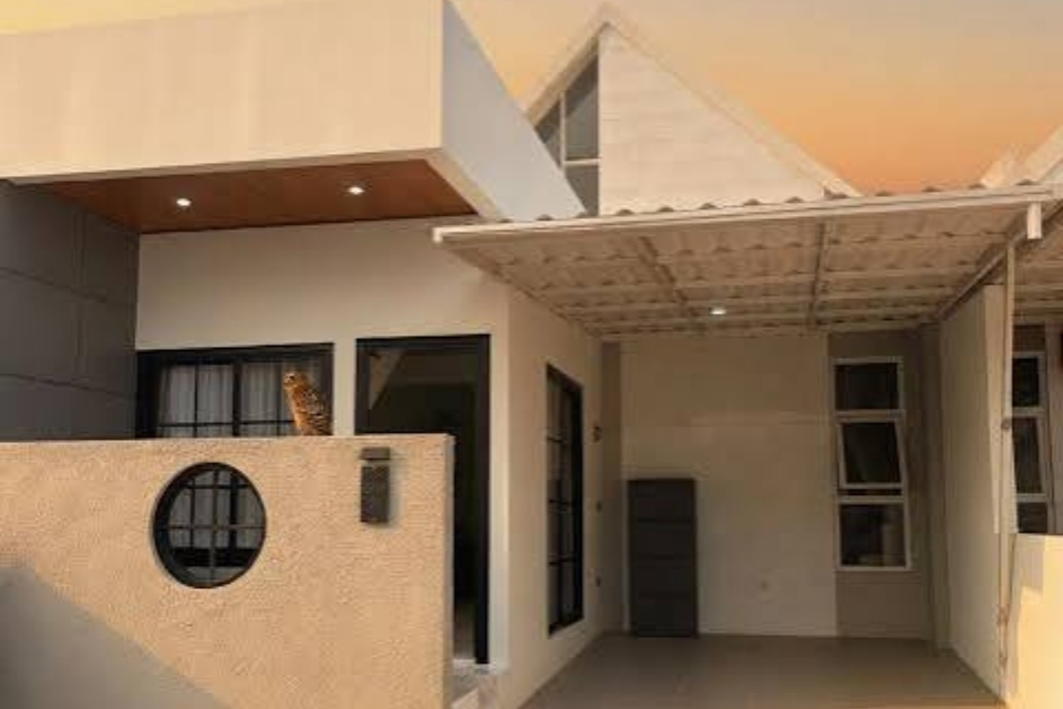 Inspirasi Model Kanopi Teras Depan Rumah yang Awet dan Bikin Fasad Makin Cantik 11 hipwee-Kanopi Spandek Pasir dengan Plafon