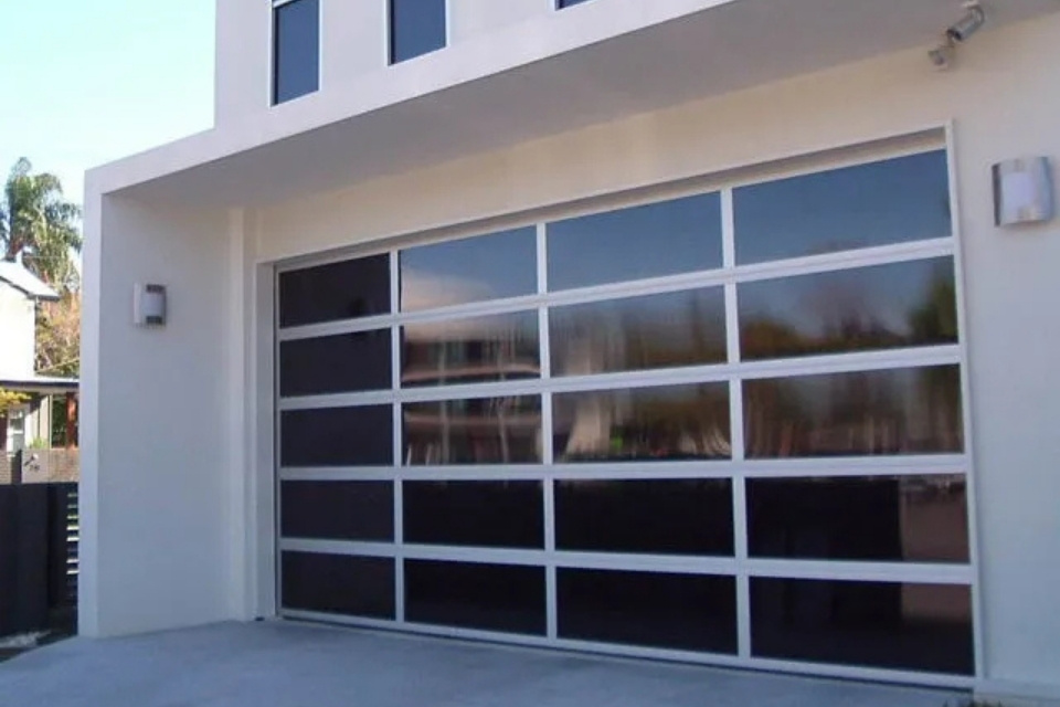 hipwee-Pintu Garasi Aluminium dan Kaca Buram