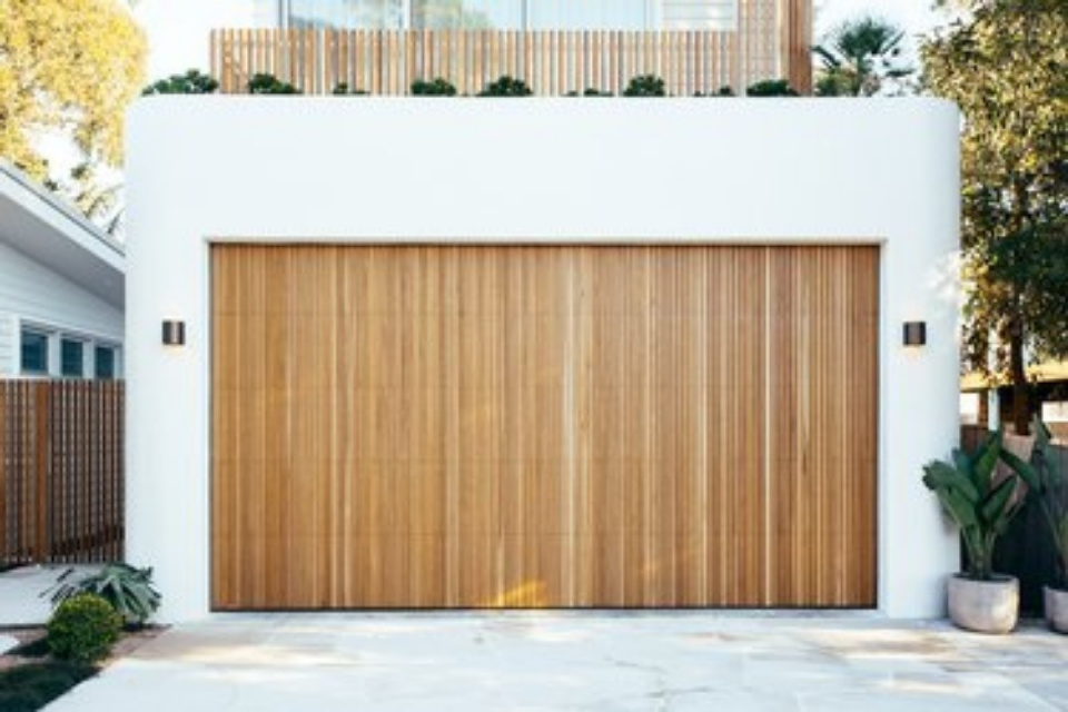 Inspirasi Model Pintu Garasi Terbaru yang Bagus, Awet dan Mudah Dirawat 9 hipwee-Pintu Garasi Bilah Vertikal Motif Kayu