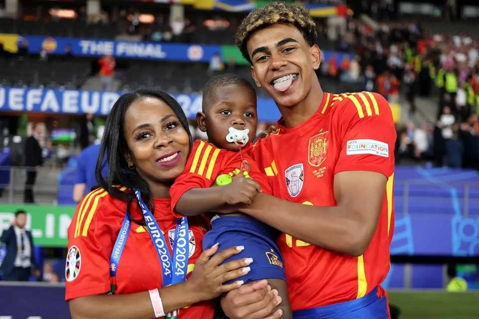 Deretan Fakta Gemas Keyne, Adik Lamine Yamal yang Curi Perhatian di Piala Dunia 2026 9 hipwee-Status Keyne Sebagai Adik Tiri Lamine Yamal Beda Ayah