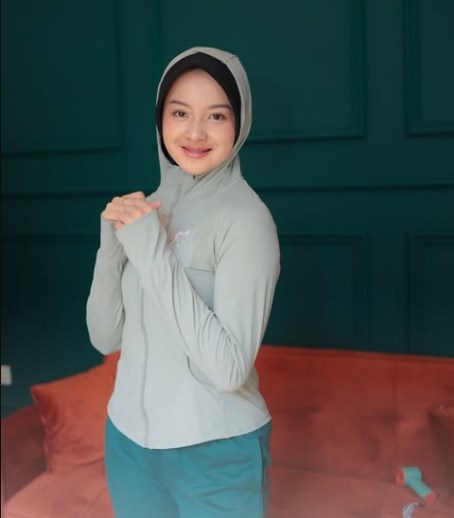 7 Outfit Gym Wanita Hijab yang Modis, Sopan, dan Nyaman 14 breathable sport jacket
