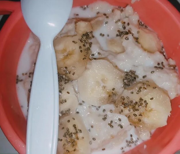 10 Menu Makan Anak 1 Tahun yang Bergizi dan Tidak Membosankan 14 bubur oatmeal pisang