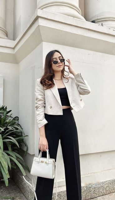 7 Outfit Cewek Pendek Stylish & Bikin Terlihat Lebih Jenjang 10 cropped blazer dan celana straight