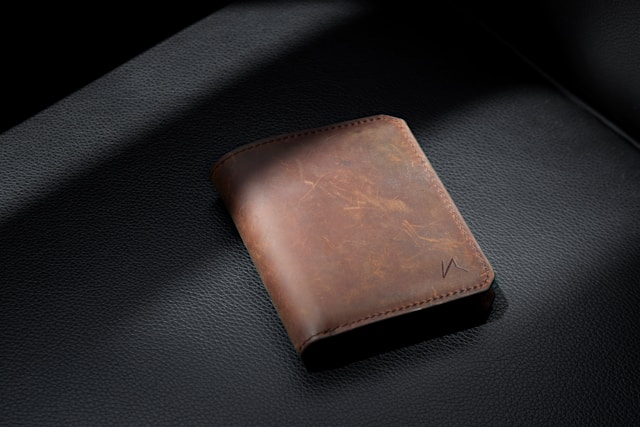 7 Rekomendasi Kado untuk Cowok yang Bermanfaat & Berkesan 8 dompet kulit pria