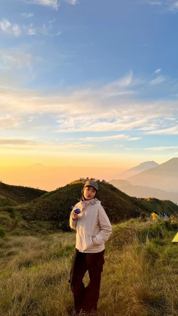 7 Outfit ke Dieng Wanita yang Nyaman & Tetap Kelihatan Modis 12 jaket windproof dan celana hiking