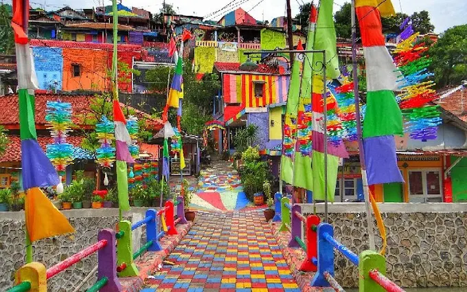 10 Tempat Liburan di Semarang Terpopuler & Worth Visiting 20 kampung pelangi semarang