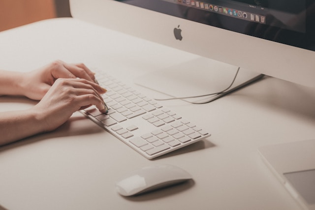 Keyboard Wireless vs Keyboard Wired di 2026, Pilih Mana? 13 kecepatan respons keyboard
