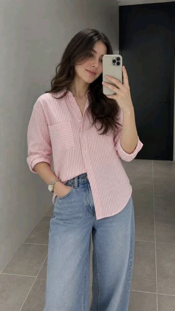 7 Outfit Cewek Pendek Stylish & Bikin Terlihat Lebih Jenjang 14 kemeja garis vertikal dan celana jeans high waist