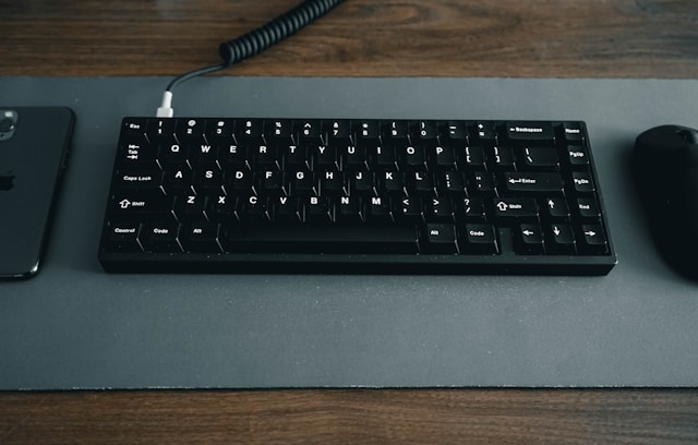 Keyboard Wireless vs Keyboard Wired di 2026, Pilih Mana? 20 keyboard tri mode