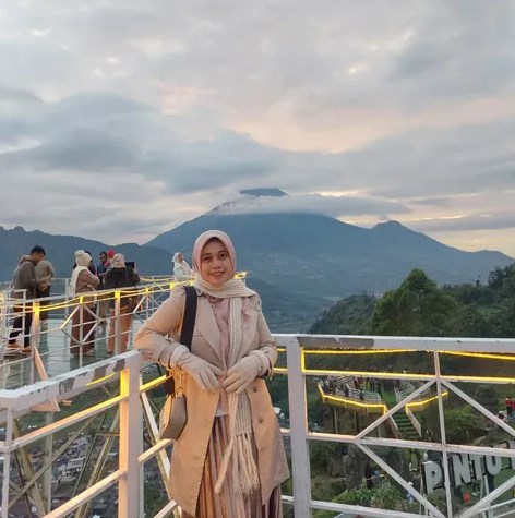 7 Outfit ke Dieng Wanita yang Nyaman & Tetap Kelihatan Modis 13 long coat outfit dieng