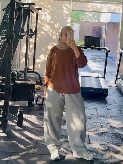 7 Outfit Gym Wanita Hijab yang Modis, Sopan, dan Nyaman 12 long sleeve sports top dan wide leg training pants