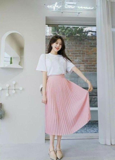 7 Outfit Cewek Pendek Stylish & Bikin Terlihat Lebih Jenjang 13 maxi skirt high waist dan atasan yang dimasukkan